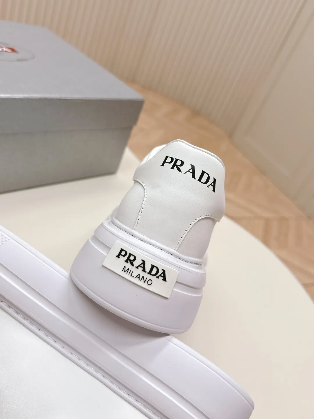 👟👟Ex-factory price 600👟👟 Prada 25ss new casual white shoes, couple style 👫 P fashion white shoes, re-released, high-quality shipments, elegant and generous, comfortable on the feet, super classic, super light and comfortable on the feet Fabric: silky cowhide Lining: water-dyed sheepskin lining + genuine leather foot sole: EVA outsole Code number: 35-45 (40 for women, 45 for men, customized)